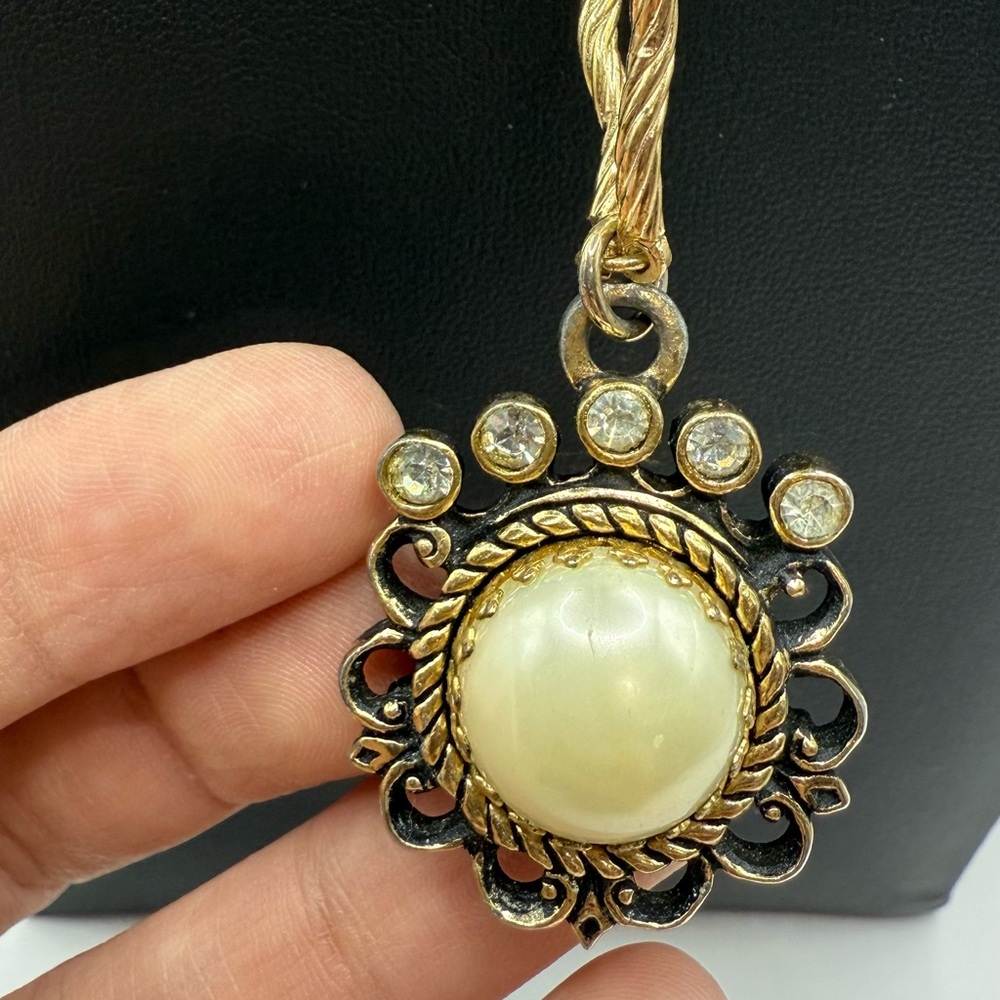 Vintage Faux Pearl Pendant Necklace | Gold Scalloped Frame Rope Chain - Picture 7 of 10
